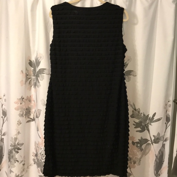 Sleeveless black dress - Picture 3 of 4